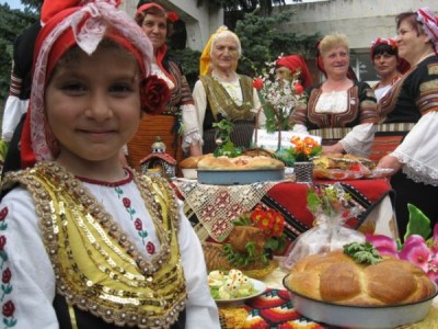 момиче в народна носия